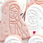 Offrez et partagez vos créations gourmandes ! Minty Hours crée de beaux emporte-pièces à biscuits autour des fêtes de la foi et des jolis événements saisonniers.