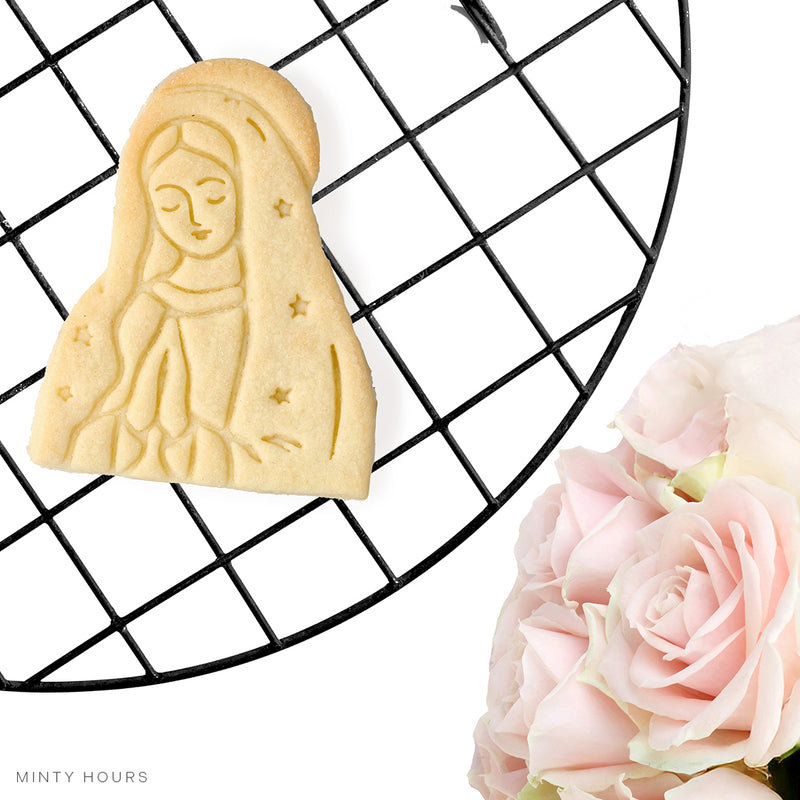 Offrez et partagez vos créations gourmandes ! Minty Hours crée de beaux emporte-pièces à biscuits autour des fêtes de la foi et des jolis événements saisonniers.