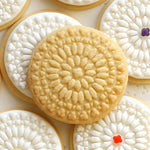 Offrez et partagez vos créations gourmandes ! Minty Hours crée de beaux emporte-pièces à biscuits autour des fêtes de la foi et des jolis événements saisonniers.